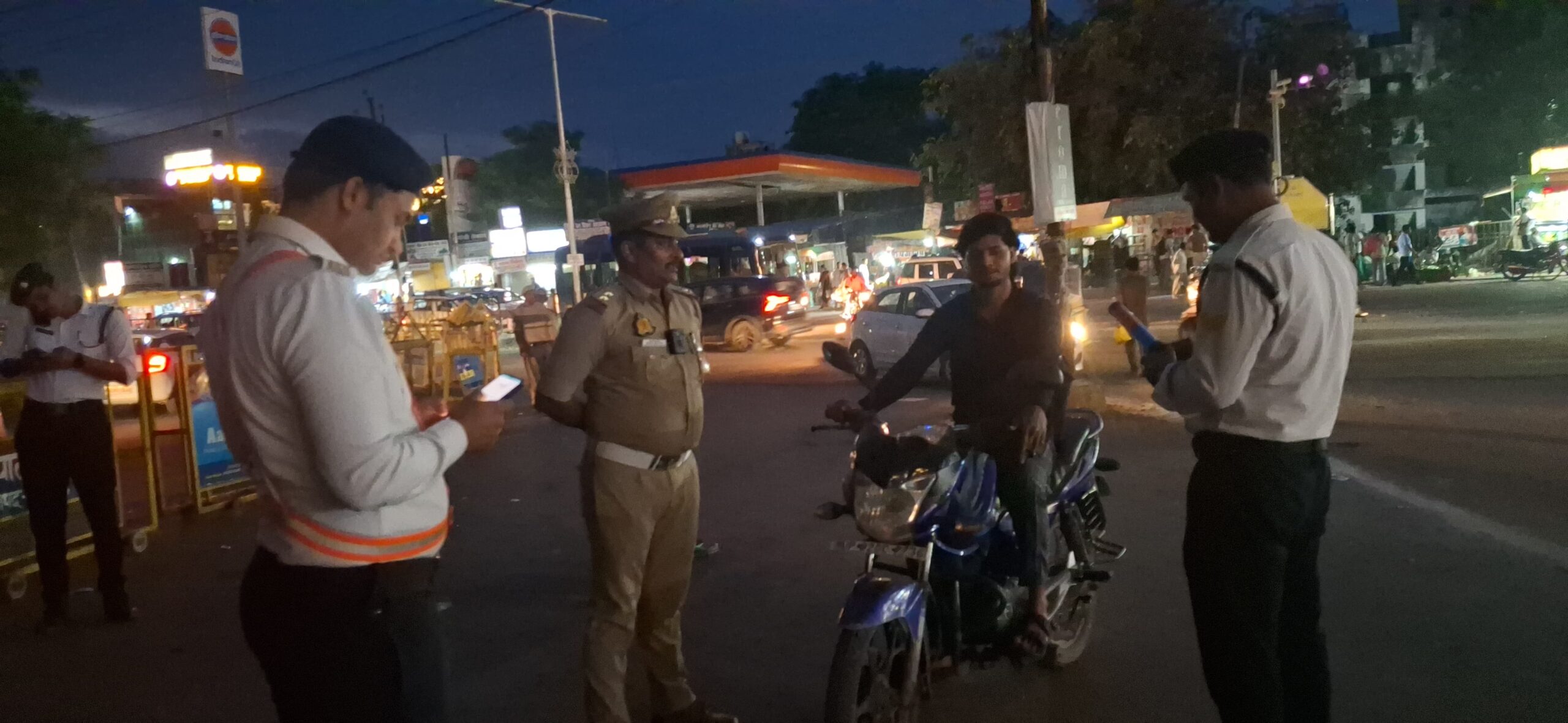 गोसाईगंज यातायात क्षेत्र के वृंदावन योजनामें ट्रैफिक पुलिस का सख्त अभियान: ब्लैक फिल्म और प्रेशर हॉर्न पर कड़ा एक्शन
